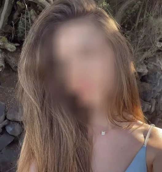 Manuela, 33